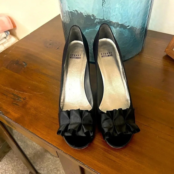 Stuart Weitzman satin Gigiritz  ruffle pump in 8.5 mint condition leather sole - Picture 3 of 12